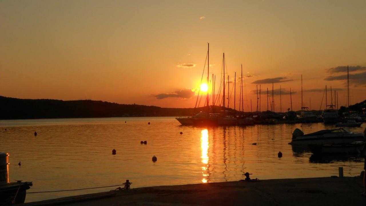 Apartmani Prova Tisno Bagian luar foto
